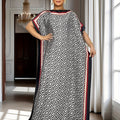 Vestito maxi a fantasia con maniche a batwing per taglie forti, abbigliamento femminile elegante Valstrend, mostra il design.
