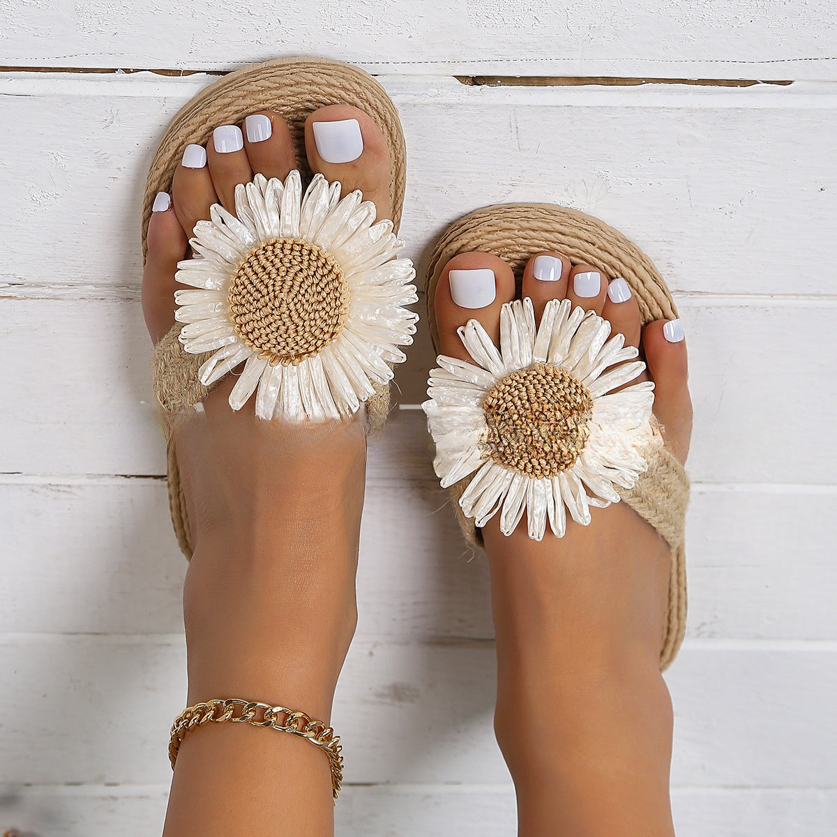 Sandali casual flat in lino con fiori, donna, stile estivo, Valstrend. Scarpe femminili eleganti e semplici per l'estate.