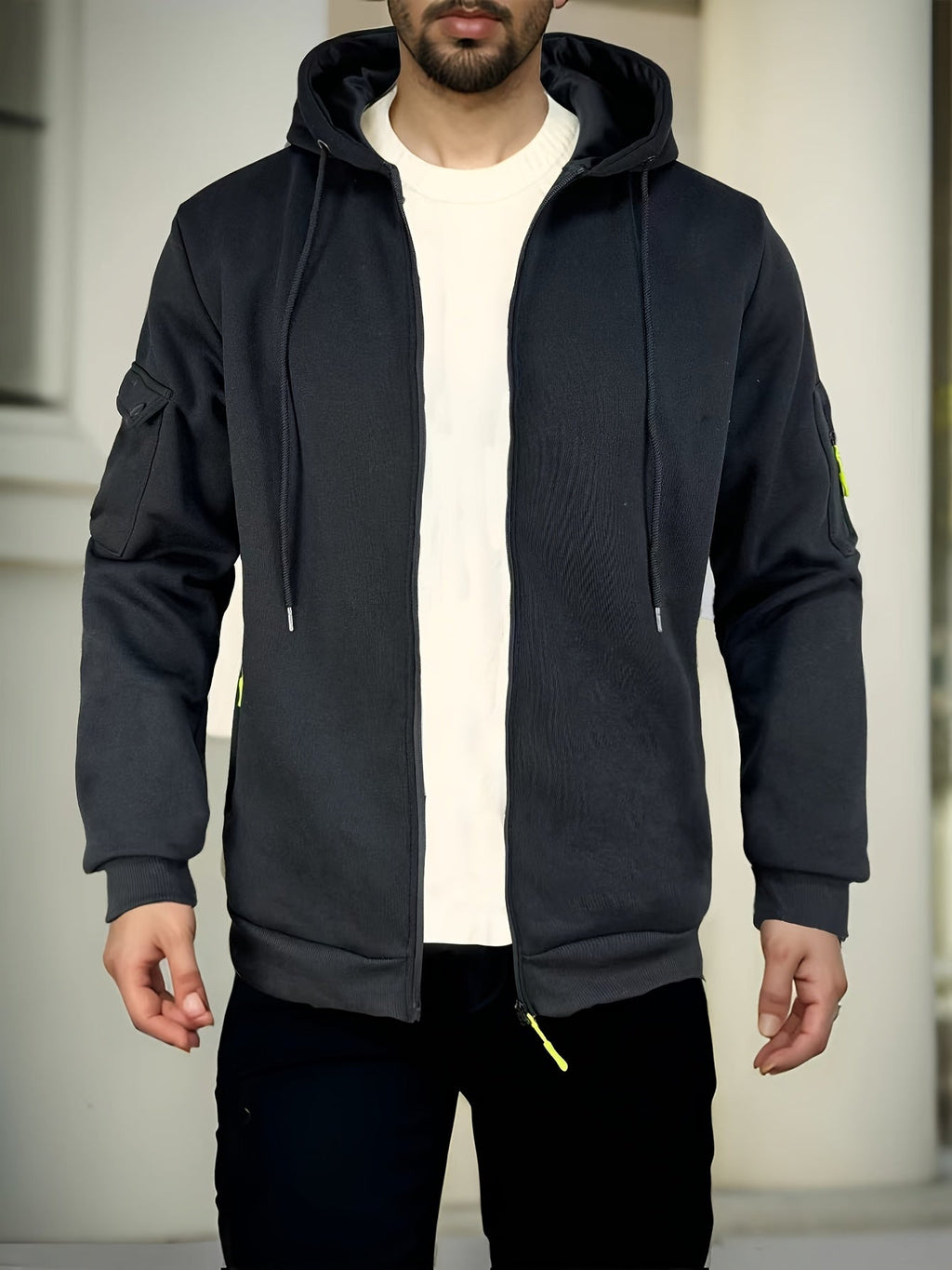 Felpa regular fit da uomo Valstrend con zip, tasche, maniche lunghe e stile casual, in tessuto poliestere nero.