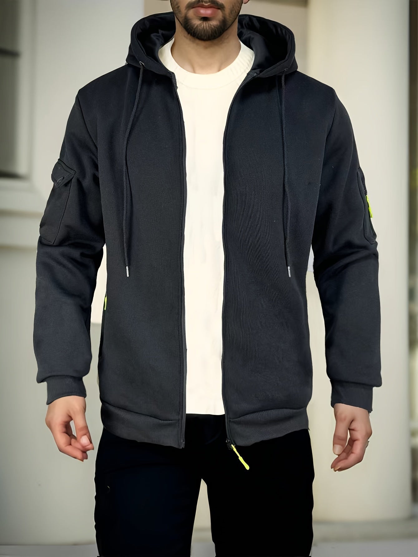 Felpa regular fit da uomo Valstrend con zip, tasche, maniche lunghe e stile casual, in tessuto poliestere nero.