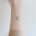 Collana con pendente pulsante a cuore in argento sterling, design intelligente e dettagli curati, stile elegante e moderno.