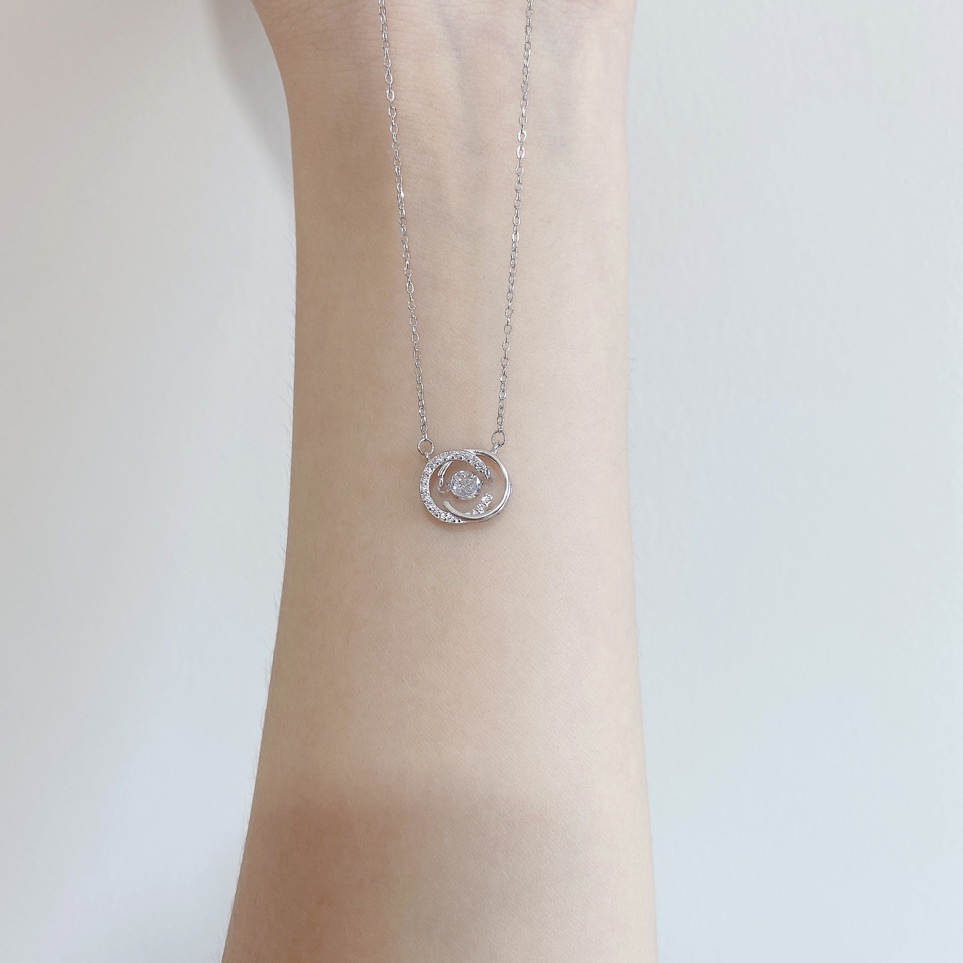 Collana con pendente pulsante a cuore in argento sterling, design intelligente e dettagli curati, stile elegante e moderno.