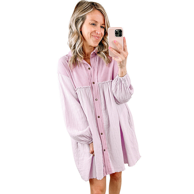 Vestito lungo a pieghe con patchwork sottile Valstrend, maniche lunghe e design elegante, visualizzato in questa immagine.