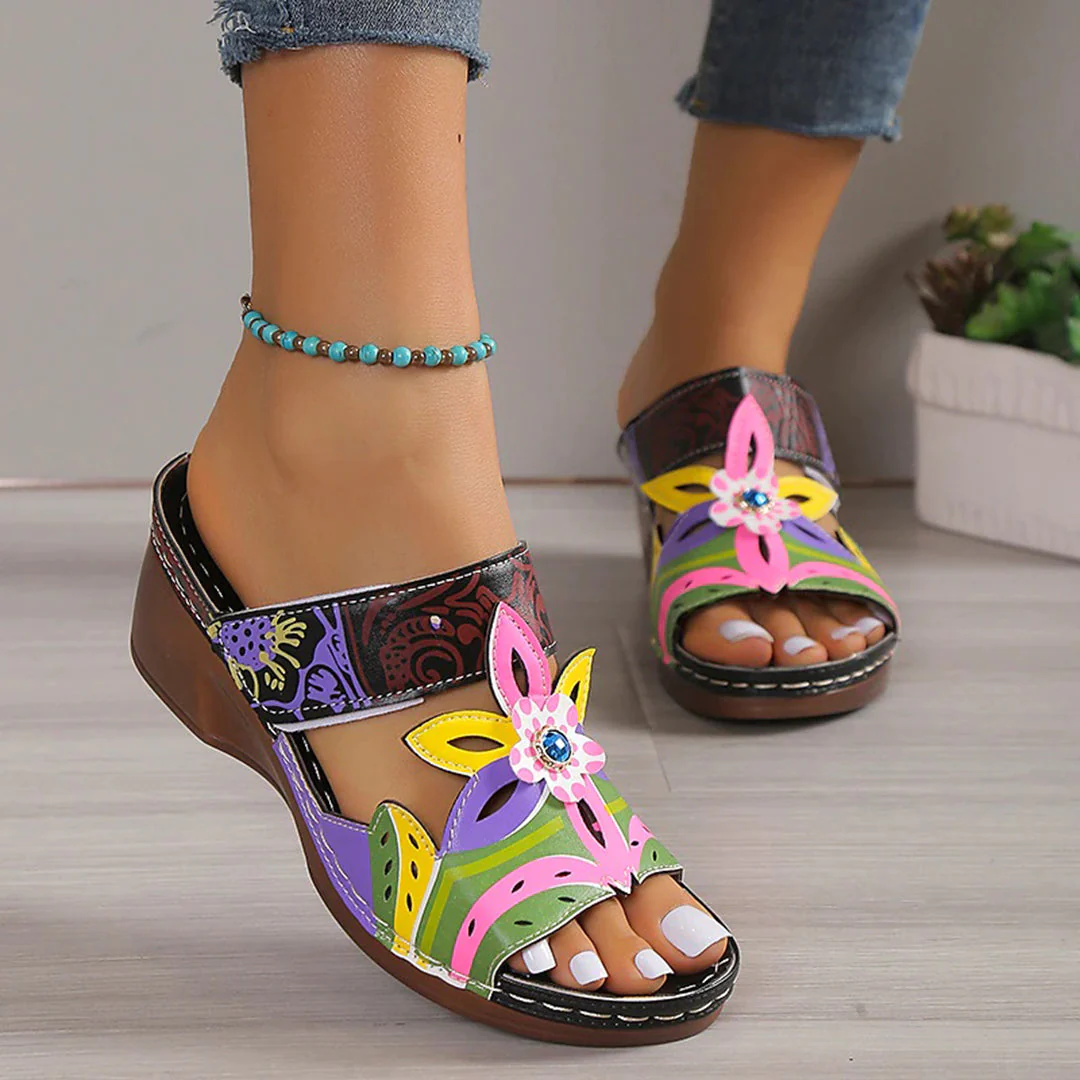 Ciabatte etniche colorate Valstrend Shop con design a pendenza e totem, comode e alla moda per un look originale.