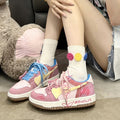 Sneakers da donna Valstrend Shop in stile soft girl giapponese con disegni doodle, design morbido e dettagli colorati.