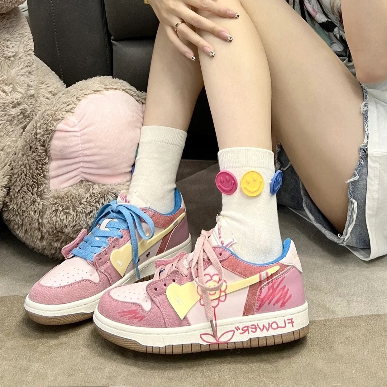 Sneakers da donna Valstrend Shop in stile soft girl giapponese con disegni doodle, design morbido e dettagli colorati.