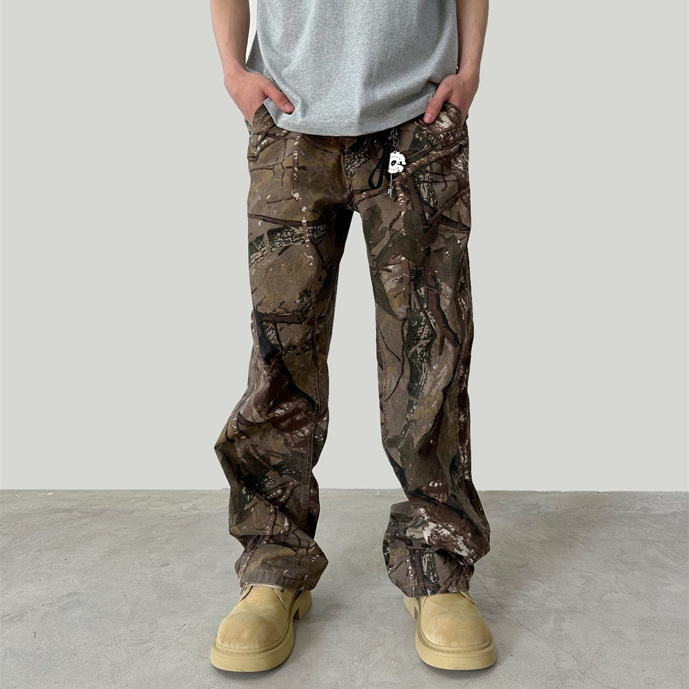 Salopette camouflage integrale Valstrend con stampa completa e dettagli distressed, tessuto resistente e stile urbano.