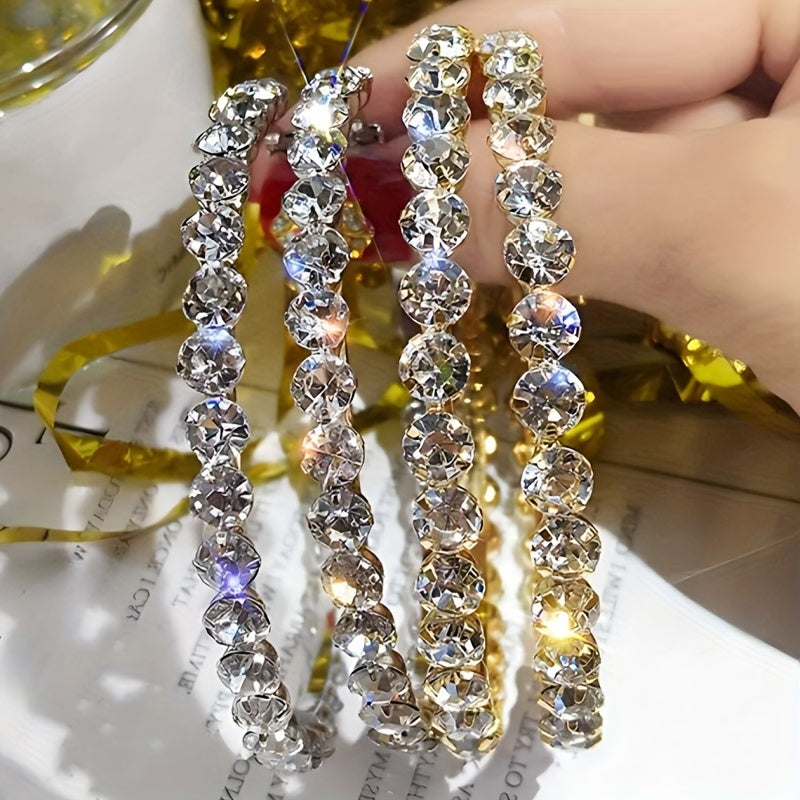 Orecchini a cerchio cavo con design traforato e pietre di strass in rame, eleganti e di lusso, per donne da party.