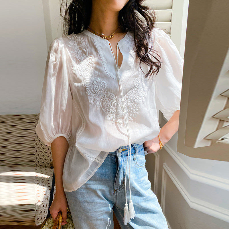 Top largo da donna in stile vacanza Valstrend, tessuto leggero e morbido, colore chiaro, indossato con pantaloni estivi.