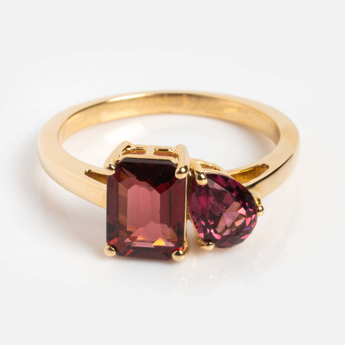 Anello Valstrend con zirconi multicolori e pietra di nascita di dicembre, decorato con pietre colorate brillanti e dettagli eleganti.