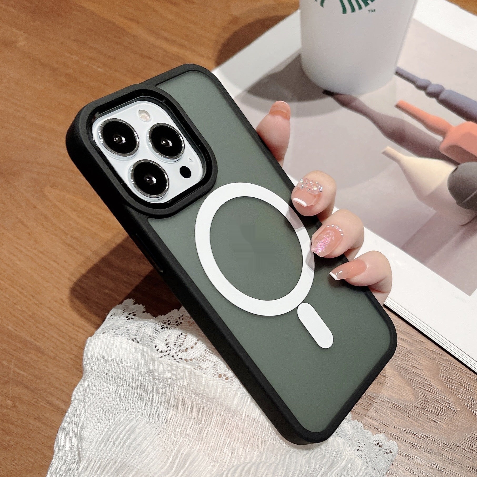 Custodia magnetica in silicone opaco di Valstrend, resistente agli urti, per smartphone, con finitura morbida al tatto.