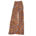 Pantaloni larghi stile etnico e esotico Valstrend, tessuto colorato con motivi tradizionali, visibili in primo piano.