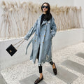 Cappotto trench in denim retrò da donna di Valstrend, stile vintage con cintura e dettagli classici in tessuto blu denim.