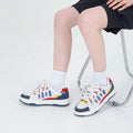 Scarpe skateboard Valstrend in pelle scamosciata bianca, blu, rosso e giallo con patchwork di colore contrasto, per uomo e donna