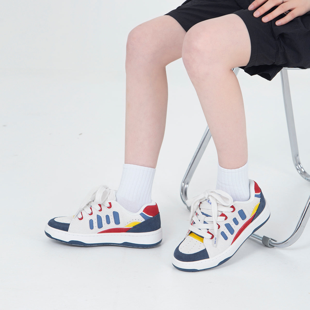 Scarpe skateboard Valstrend in pelle scamosciata bianca, blu, rosso e giallo con patchwork di colore contrasto, per uomo e donna