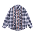 Camicia femminile Valstrend con design ampio, dettagli in pizzo, pieghe, colletto a revers e chiusura con bottoni.