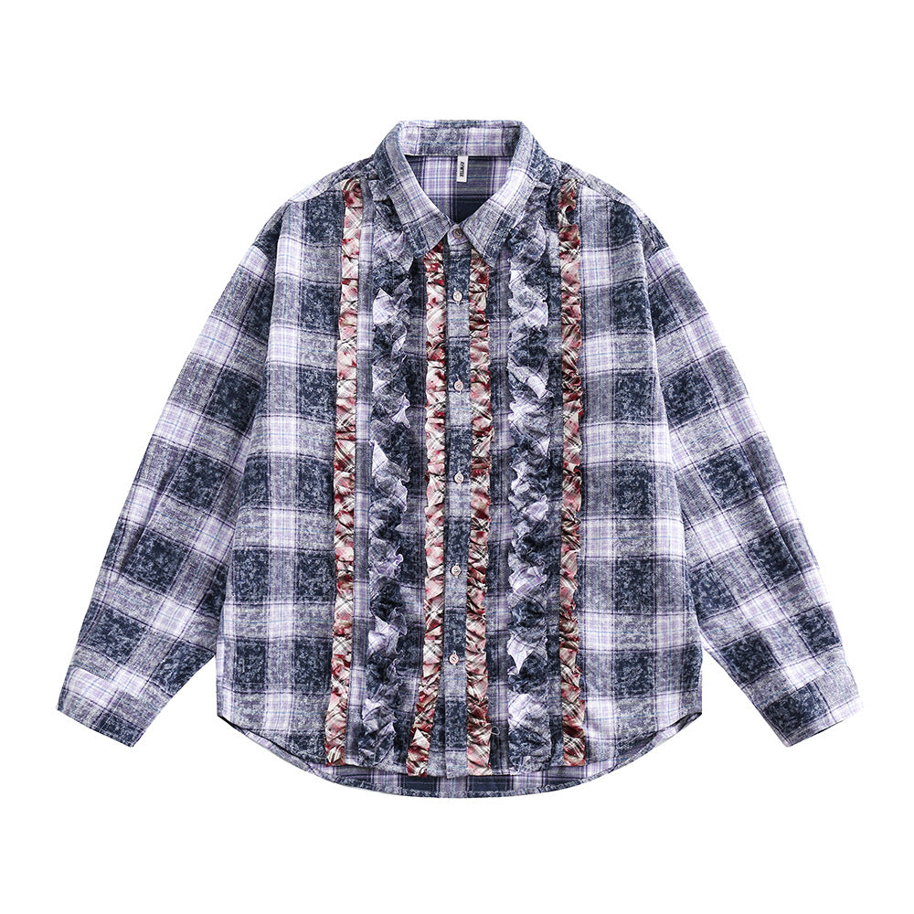 Camicia femminile Valstrend con design ampio, dettagli in pizzo, pieghe, colletto a revers e chiusura con bottoni.
