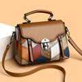 Borsa a tracolla donna Valstrend con motivo trapuntato e dettagli in stile vintage, scomparto anti-furto e tracolla regolabile.