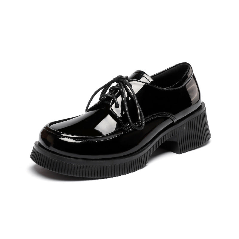 Scarpe donna Valstrend in pelle patentata con lacci, stile casual e alla moda, dettagli lucidi e suola resistente.