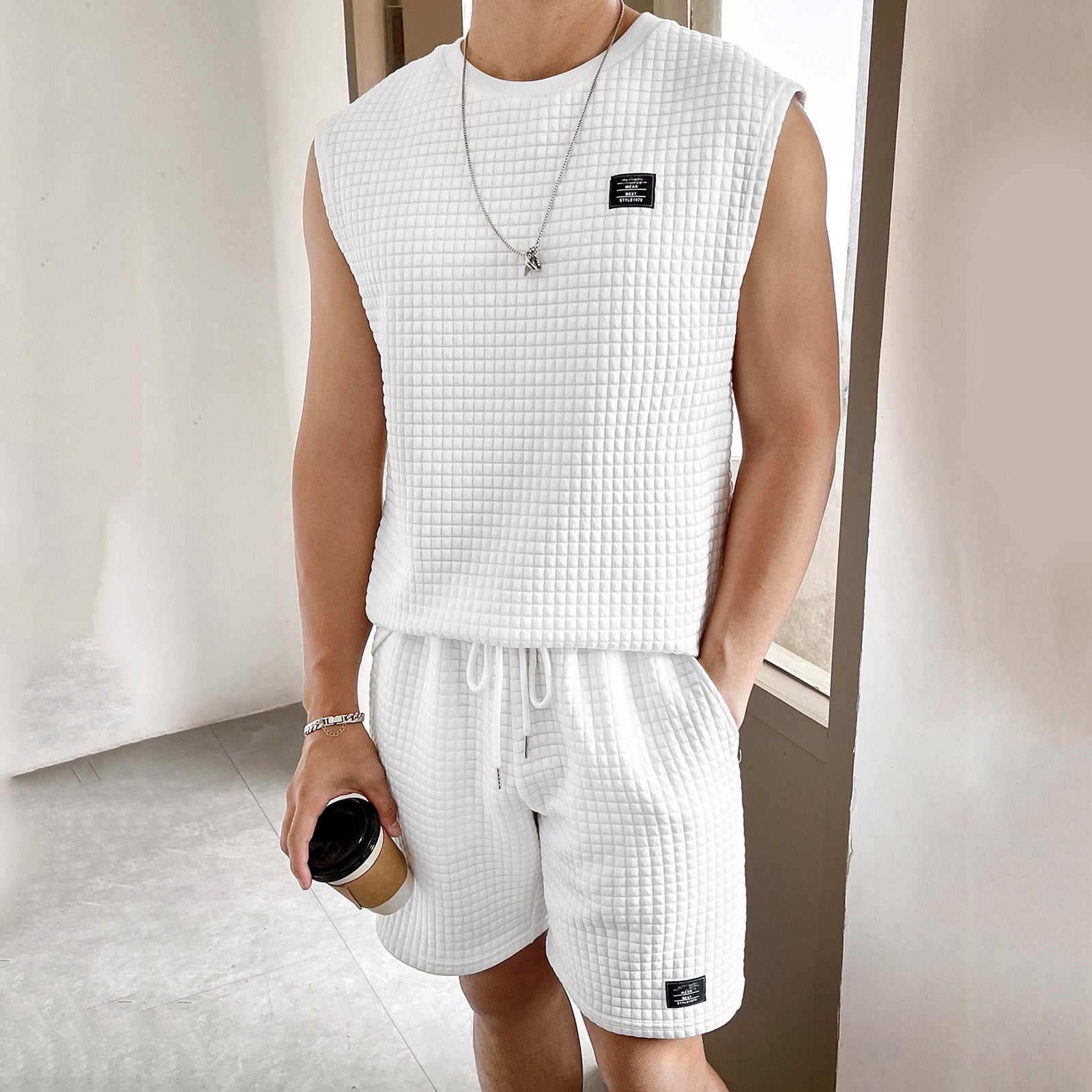 Completo sportivo da uomo Valstrend, canotta senza maniche e pantaloncini in tessuto leggero, ideale per allenamenti e sport all'aperto