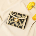 Portafoglio donna leopardato Valstrend con scomparti per carte, portamonete e borsellino compatto in stile all-in-one.