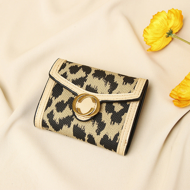 Portafoglio donna leopardato Valstrend con scomparti per carte, portamonete e borsellino compatto in stile all-in-one.