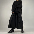 Pantaloni larghi neri giapponesi Valstrend con tasche grandi, spacchi e drappeggio, pantaloni cropped con stile moderno.