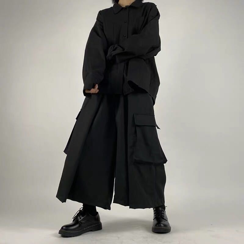 Pantaloni larghi neri giapponesi Valstrend con tasche grandi, spacchi e drappeggio, pantaloni cropped con stile moderno.
