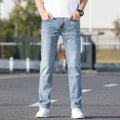 Jeans estivi sottili da uomo Valstrend, slim-fit e a gamba dritta, mostrati su modello in modo naturale.