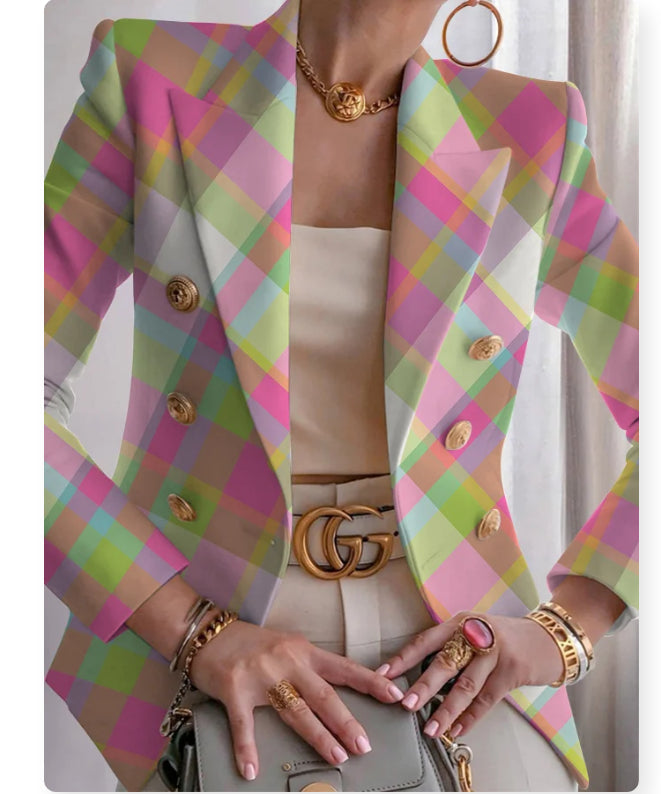 Completo donna Valstrend con giacca e pantaloni slim-fit a stampa, tessuto elegante e dettagli moderni.