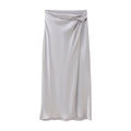 Vestito midi in seta satinata con fiocco femminile, elegante abito Valstrend shop con scollatura e dettagli raffinati.