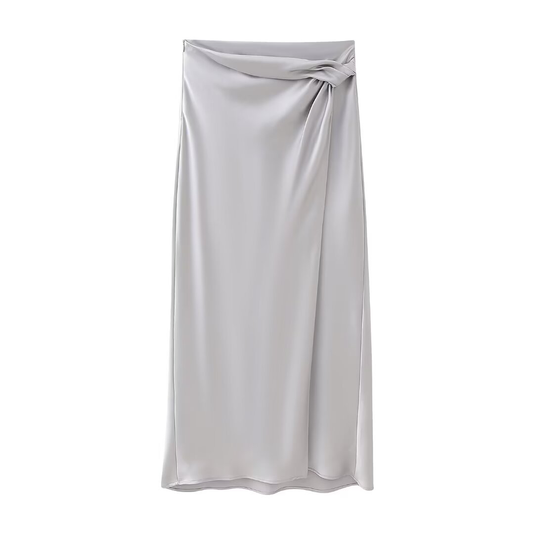 Vestito midi in seta satinata con fiocco femminile, elegante abito Valstrend shop con scollatura e dettagli raffinati.