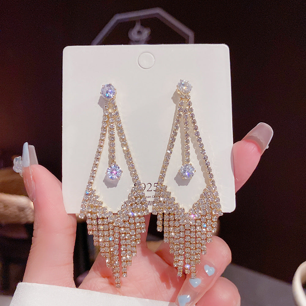 Orecchini in argento sterling con perle di lusso, design elegante e raffinato, perfetti per uno stile sofisticato e femminile.
