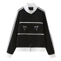 Cardigan elegante in lana con ricami in pizzo decorativi, stile moda Valstrend, con dettagli raffinati e finiture pregiate.