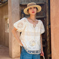 Camicia corta estiva con pizzo e ricami, maniche corte e stile francese, marca Valstrend, tessuto leggero e elegante.