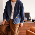 Giacca slim in denim retrò con scollo a V per uomo, stile moda maschile Valstrend, dettaglio tessuto blu denim.
