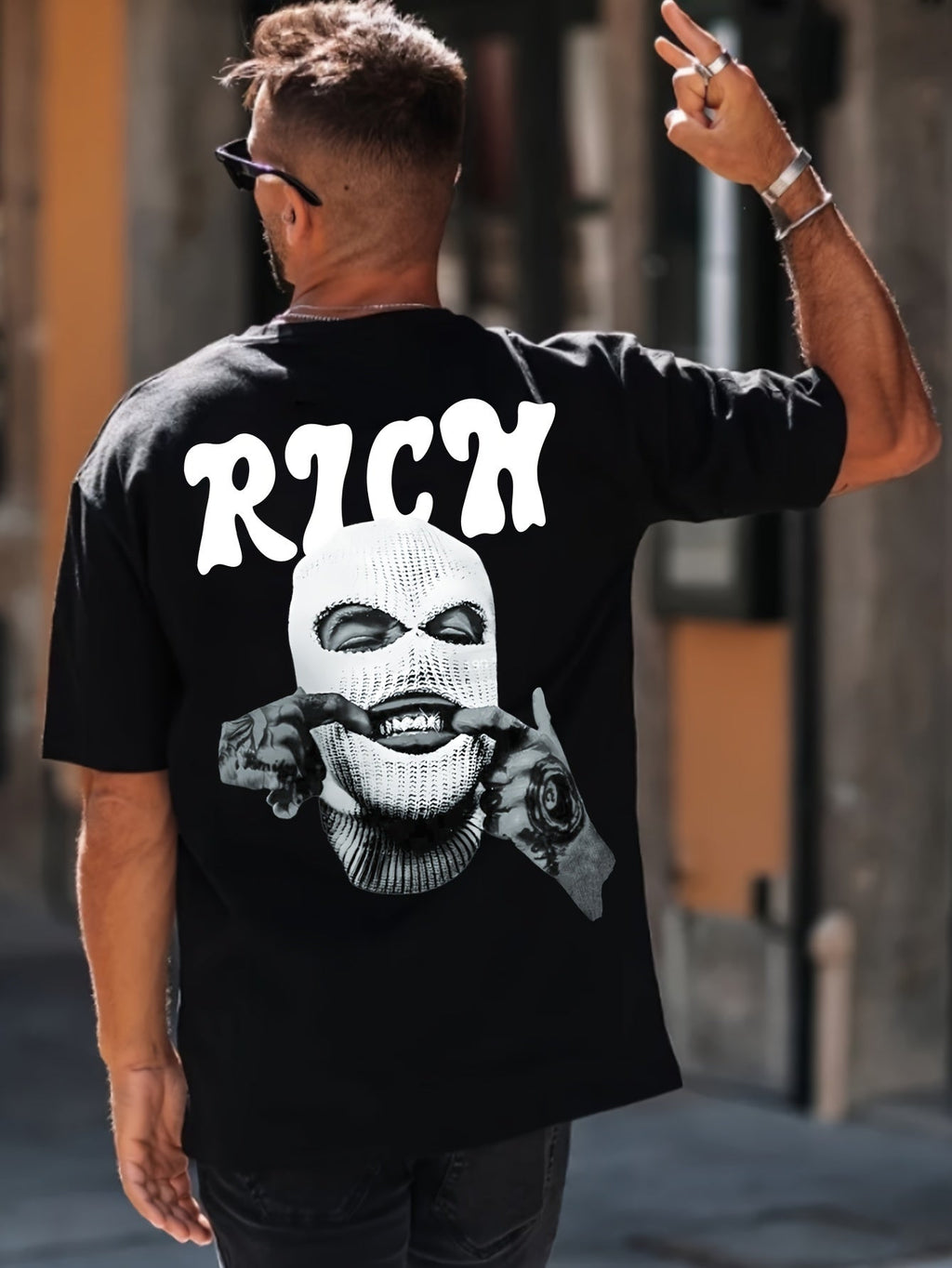 Camicia girocollo Valstrend con stampa gangster, maniche corte, tessuto comodo, stile casual per attività quotidiane e outdoor.
