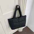 Borsa tote morbida in cotone imbottito di Valstrend, portatile e con manico per spalla, vista frontale in tessuto naturale.