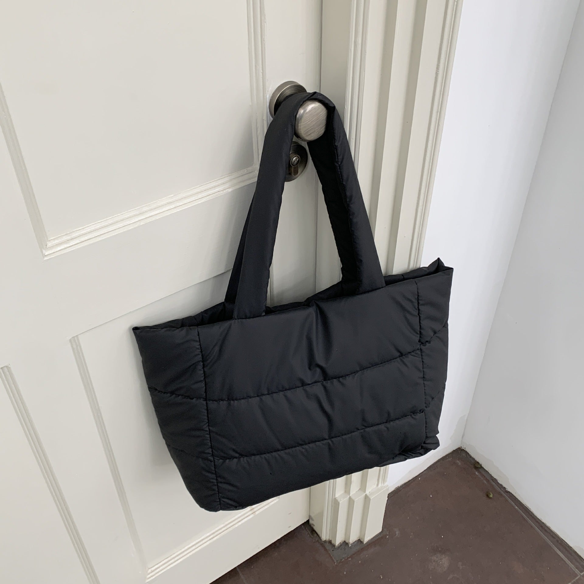 Borsa tote morbida in cotone imbottito di Valstrend, portatile e con manico per spalla, vista frontale in tessuto naturale.