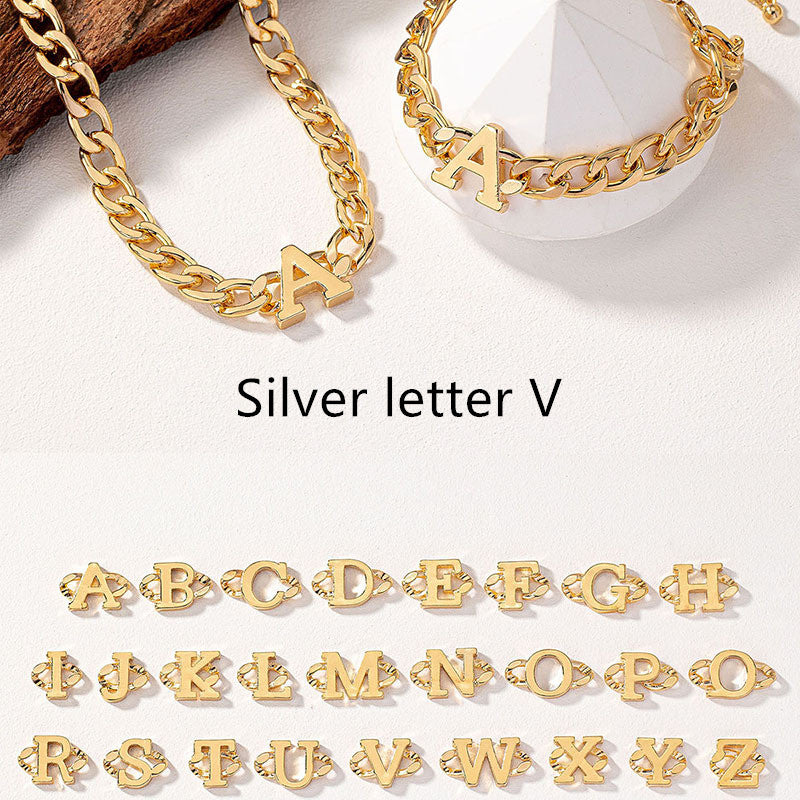 Set di bracciali e collana con lettere moda da donna Valstrend, accessori eleganti e trendy in metallo dorato.