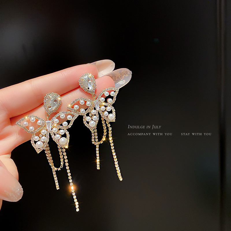 Orecchini pendenti in argento sterling con perle di lusso, design elegante e raffinato, da indossare con stile e personalità