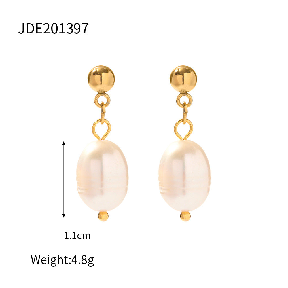 Orecchini in acciaio inossidabile con perle d'acqua dolce, design elegante e lucido, perline bianche e lucenti.