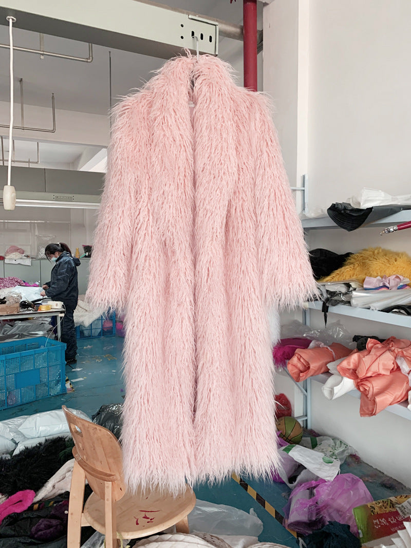 Cappotto invernale da donna in pelle con pelliccia, stile moda femminile, di marca Valstrend, dettaglio di morbida texture e design elegante
