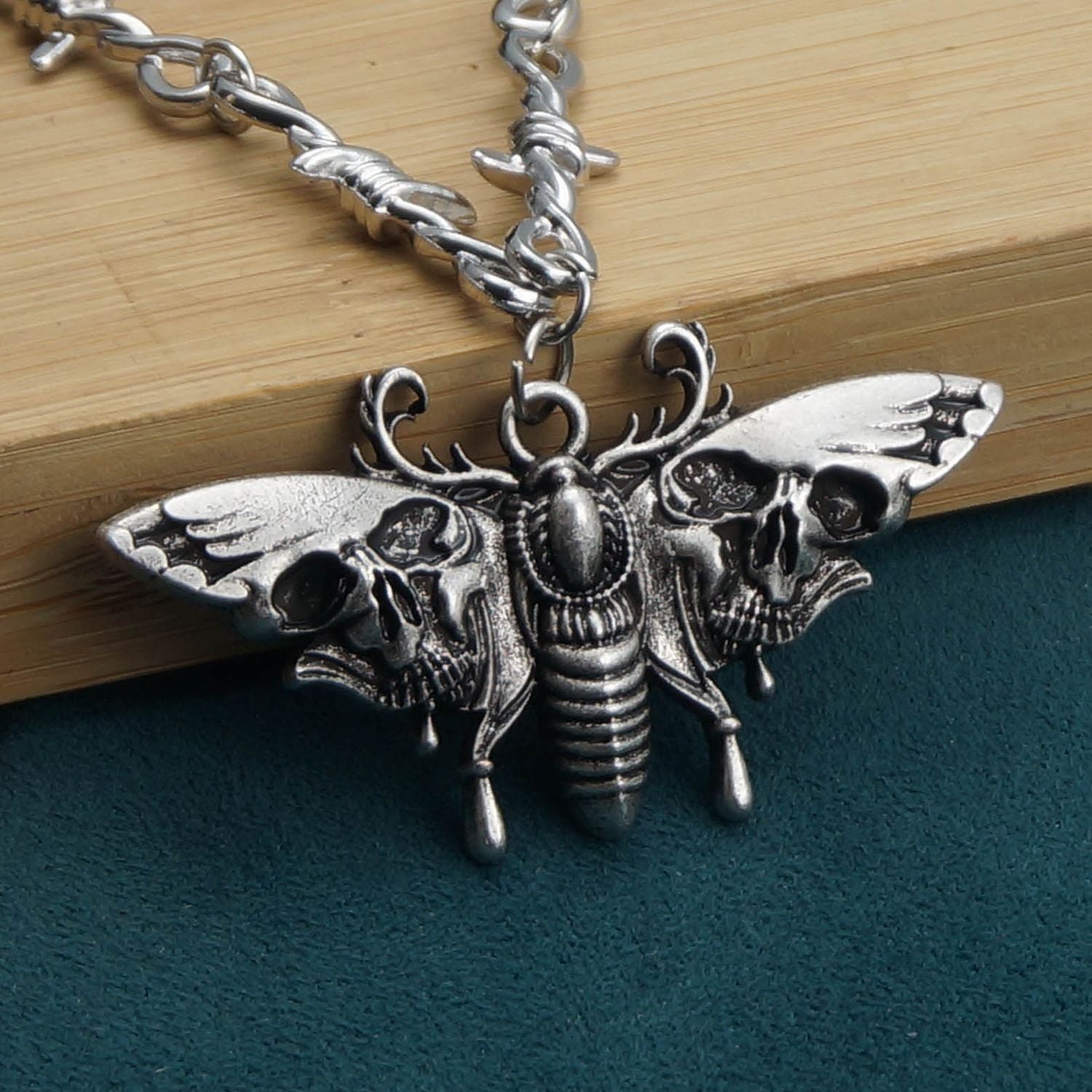 Collana con farfalla morta in stile gotico, argento anticato, dettagli intricati, design dark e misterioso di Valstrend shop