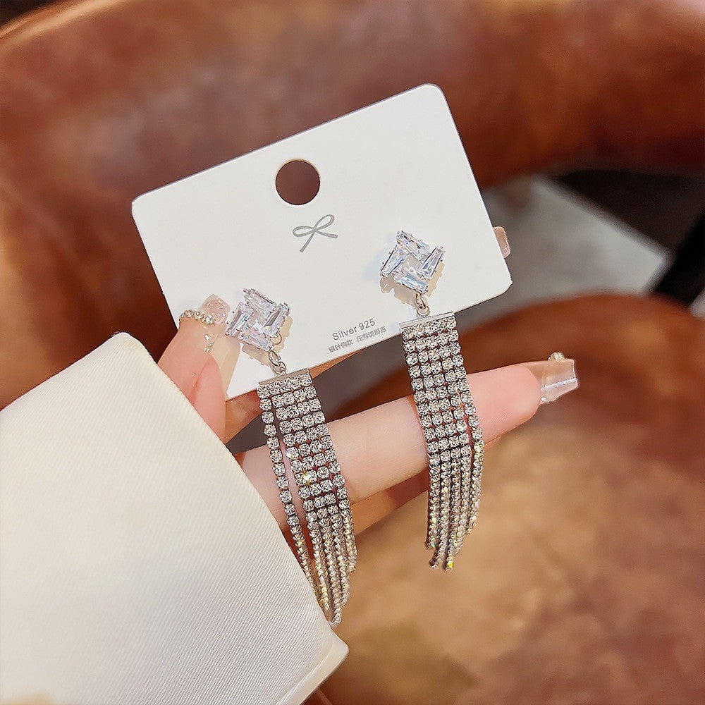 Orecchini in argento sterling con perle di lusso, design elegante e raffinato, perfetti per uno stile sofisticato e femminile.