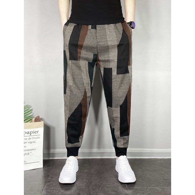 Pantaloni casual da uomo Valstrend in lana colorata, stile tapered e moderno, con dettaglio di vestibilità elegante e confortevole.