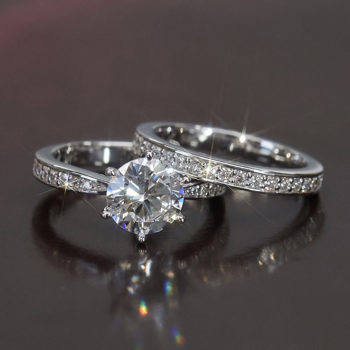 Anello da donna Valstrend in lega europea e americana con zirconi incastonati, elegante e alla moda, indossato sulla mano femminile.