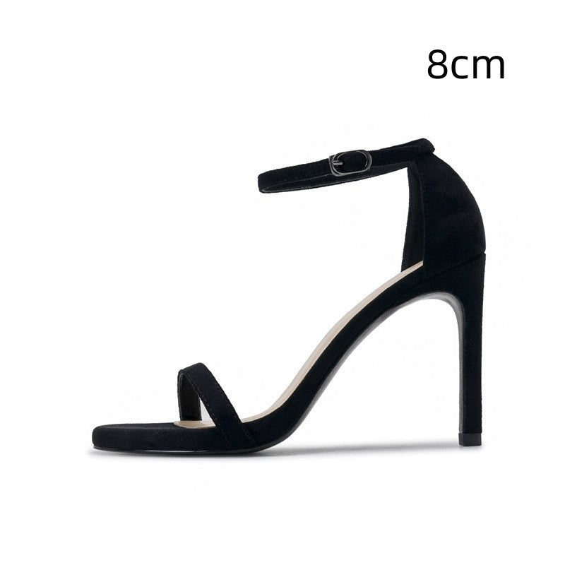 Sandali con tacco a spillo da donna Valstrend, con cinturino con fibbia e design elegante, mostrati in primo piano.