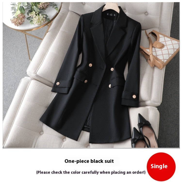 Cappotto trench casual e versatile Valstrend, corto e leggero, ideale per look pratici e alla moda in tonalità neutre.