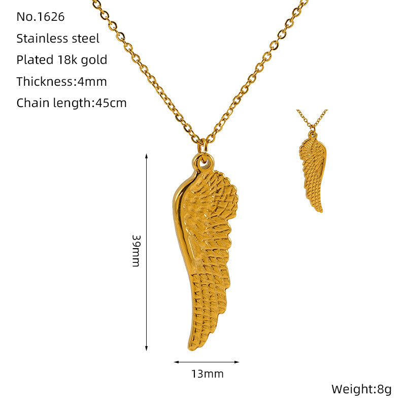 Collana Rose Wings in acciaio titanio di Valstrend, con delicato pendente a forma di ali di rosa, elegante e moderna.